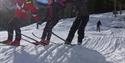 Glade jenter på ski i kuleløypa