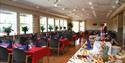 lokalet til Aarnes Kafeteria pyntet til 17. mai
