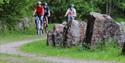3 syklister som sykler langs Telemarkskanalen