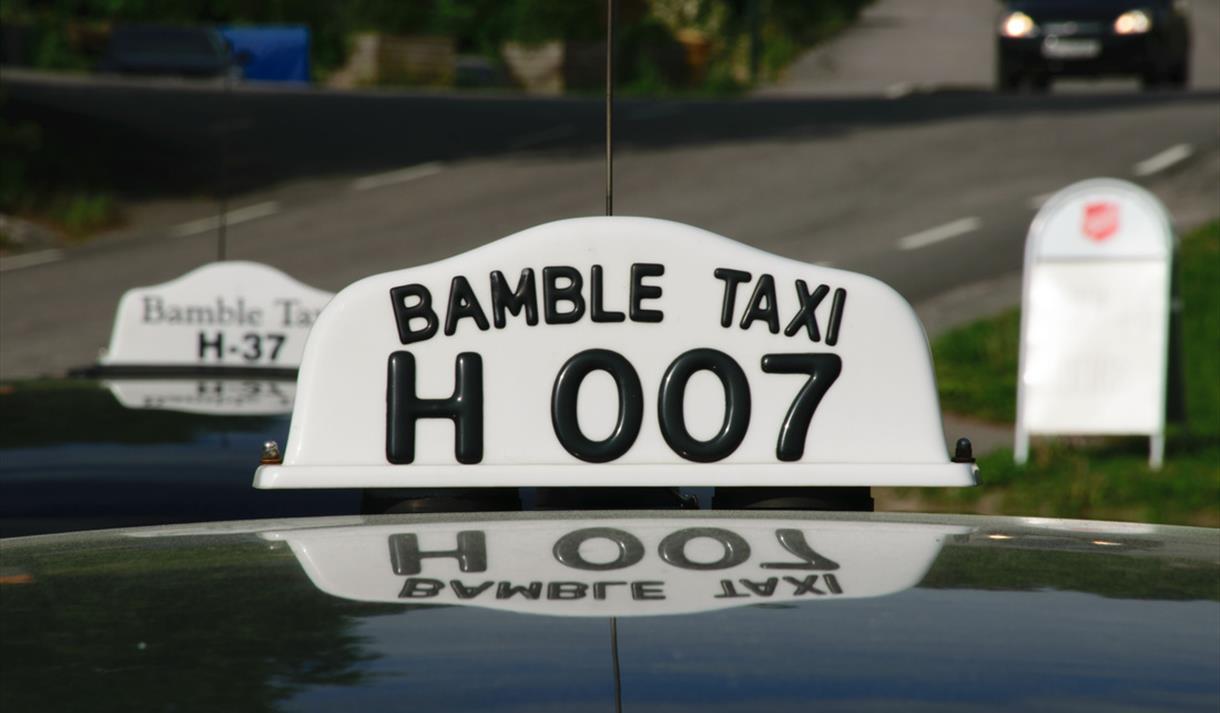 bilde av taxi skilt på Taxibilen
