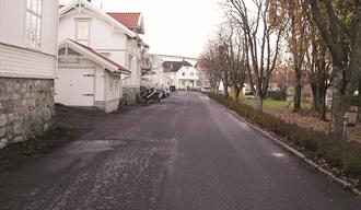 en gate med hvite hus i Stathelle