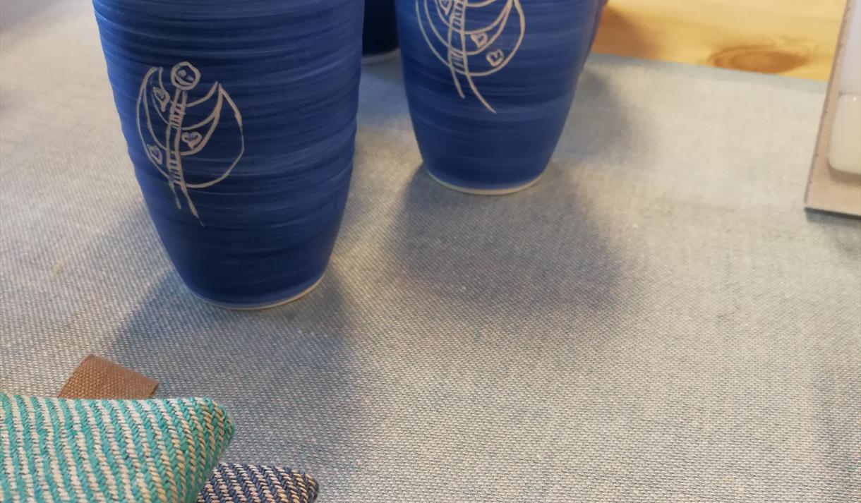 Blå kjeramikk kopper med møsnter