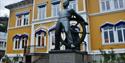 Foran Kragerø Rådhus står skulpturen "Drømmen om havet" utført av Sigurd Nome.
