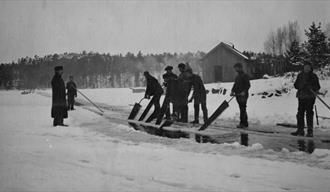 Kulde med is gikk fra Kragerø til Europa. Fotografiet viser arbeidet med istrafikken ca. 1909-1911 ved Frøvik.