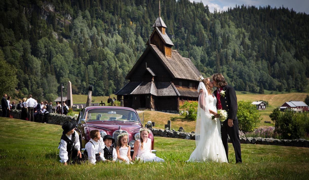 Bryllaup, brudepar foran Eidsborg Stavkyrkje.