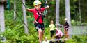 barn som klatrer i klatreparken Høyt og Lavt i Bø i Telemark
