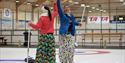 2 jenter på curling i Skien fritidspark