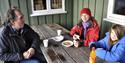 Trond Hjellvik, Bente Tallaksen (Midten) og Viktoria Ovedia Arvesen med den aller siste porsjonen av Anne Jambakkmyras suppe.