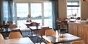 Frokost sitteplasser med utsikt til vannet ved Brattrein Hotel i Notodden. Foto