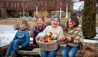 barn med påskeegg i Brekkeparken