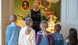 barn på Telemark Museum i Skien på barneomvisning