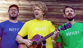 3 menn i t-skjorter, en i lilla, en i grønn og en i gul.
