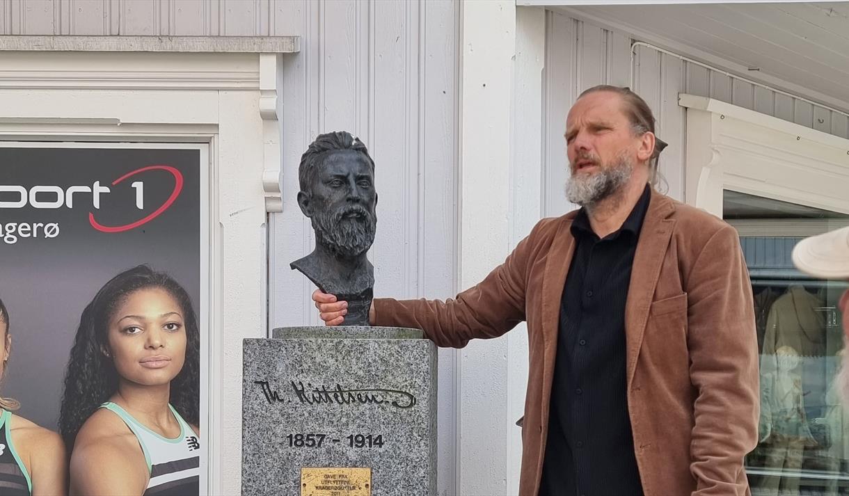 Kulturkameratene ved Kittelsen statue i Kragerø