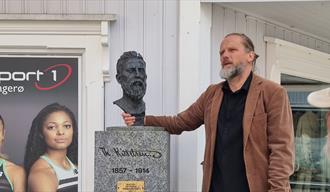 Kulturkameratene ved Kittelsen statue i Kragerø