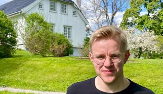 En ung herremann i hagen på Henrik Ibsen Venstøp