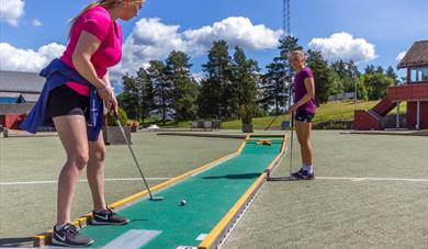 girls play mini golf in Skien leisure park