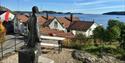 Edvard Munch statue på Skrubben i Kragerø med utsikt mot sjøen