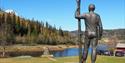 statuen til Sondre Norheim hos Norsk Skieventyr i Morgedal