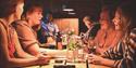 gruppe med venner spiser på Bjaaland Bygderestaurant i Morgedal