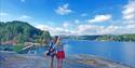 2 jenter på Olavsberget Camping som ser utover vannet