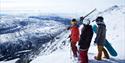 folk med ski på toppen av Gaustatoppen