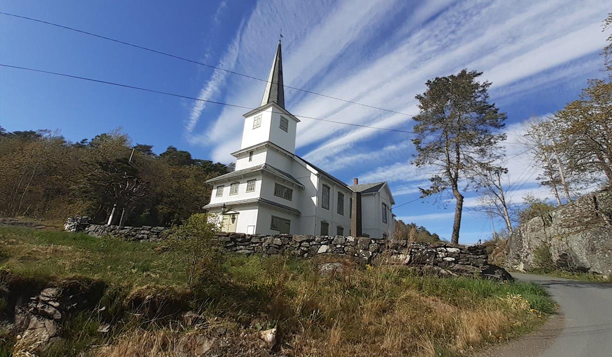Skåtøy Kirke ligger rett ved øyas hovedvei
