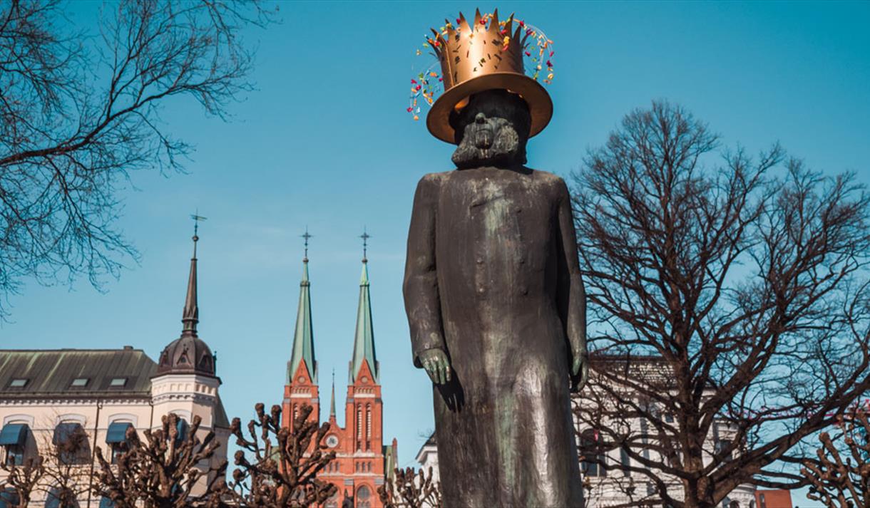 Henrik Ibsen statue med krone
