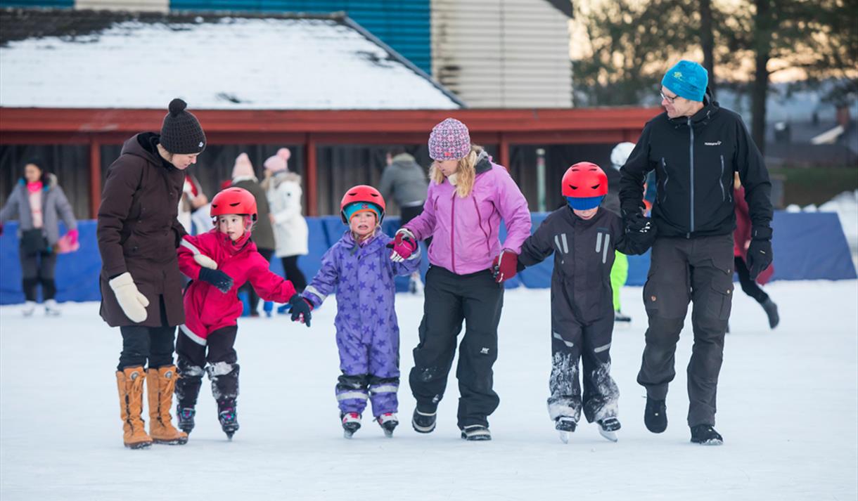 familie på skøytebanen i Skien fritidspark