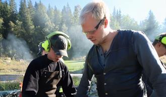 Johannes Barstad underviser i smiiing gjennom prosjektet Tidleg krøkast.