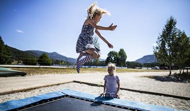 children jump on the trampoline at Straand Sommerland in Vrådal