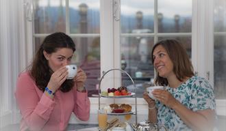 2 damer har afternoon tea på Brekkeparken kafe