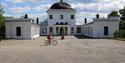 syklist sykler forbi Ulefos Hovedgård