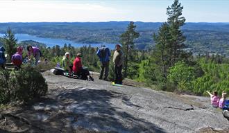 vandrere som nyter utsikten fra Valås