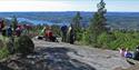 vandrere som nyter utsikten fra Valås