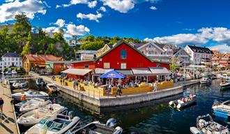 Verven Restaurant Kragerø uteplass med servering og båthavn