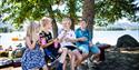 barn koser seg med is på Straand Sommerland i Vrådal