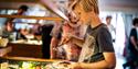 gutt står på buffet på restaurant på Straand Hotel i Vrådal
