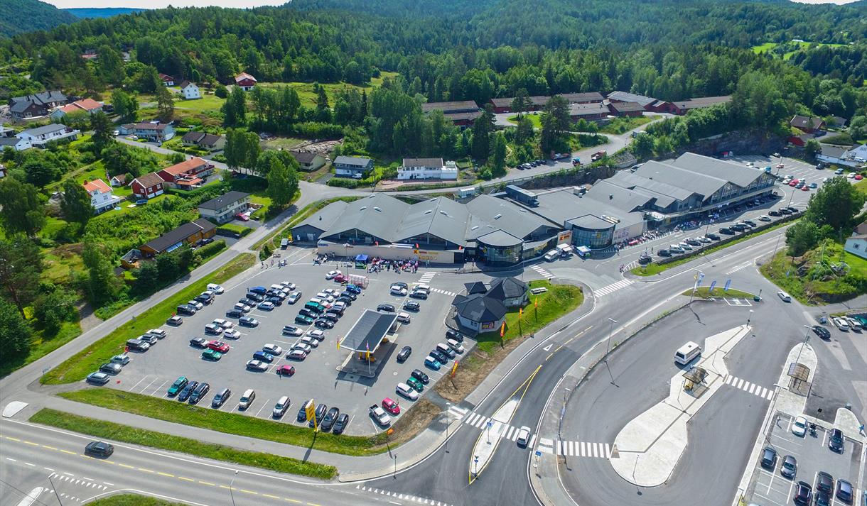 Dronebilde av Alti Kragerø kjøpesenter i Sannidal, Kragerø