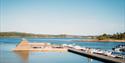 brygge med stupebrett, sittemuligheter og båtplasser på Quality Hotel Skjærgården i Langesund