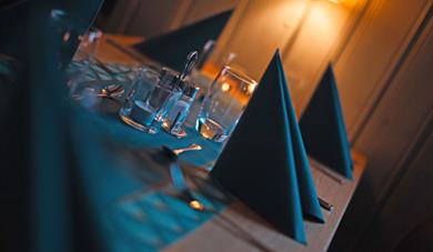 dekket bord på restaurant på Austbø Hotell