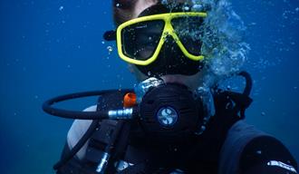 mann med dykkeutstyr under vann