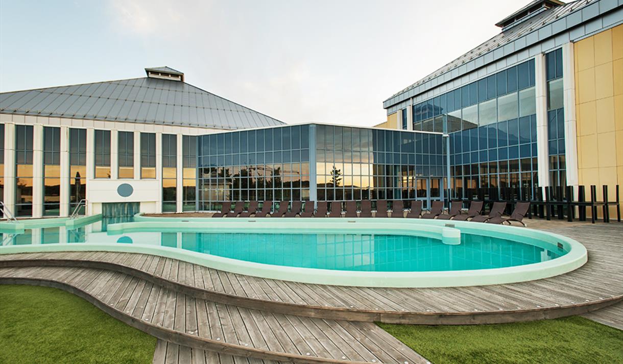 Utebasseng og terrasse på Quality Hotel Skjærgården i Langesund