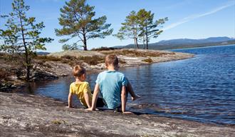 To gutter sitter ved vannet på Follsjøen, Notodden. Foto