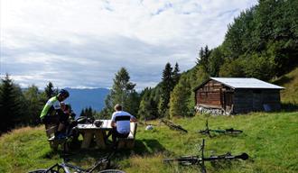syklister som raster ved en fjellhytte