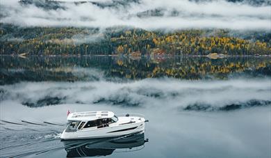 elektrisk cabincruiser fra Canak Boats Telemark kjører opp Telemarkskanalen om høsten