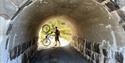 syklist i en tunnet på sykkelveien "kulturrunden" i Drangedal