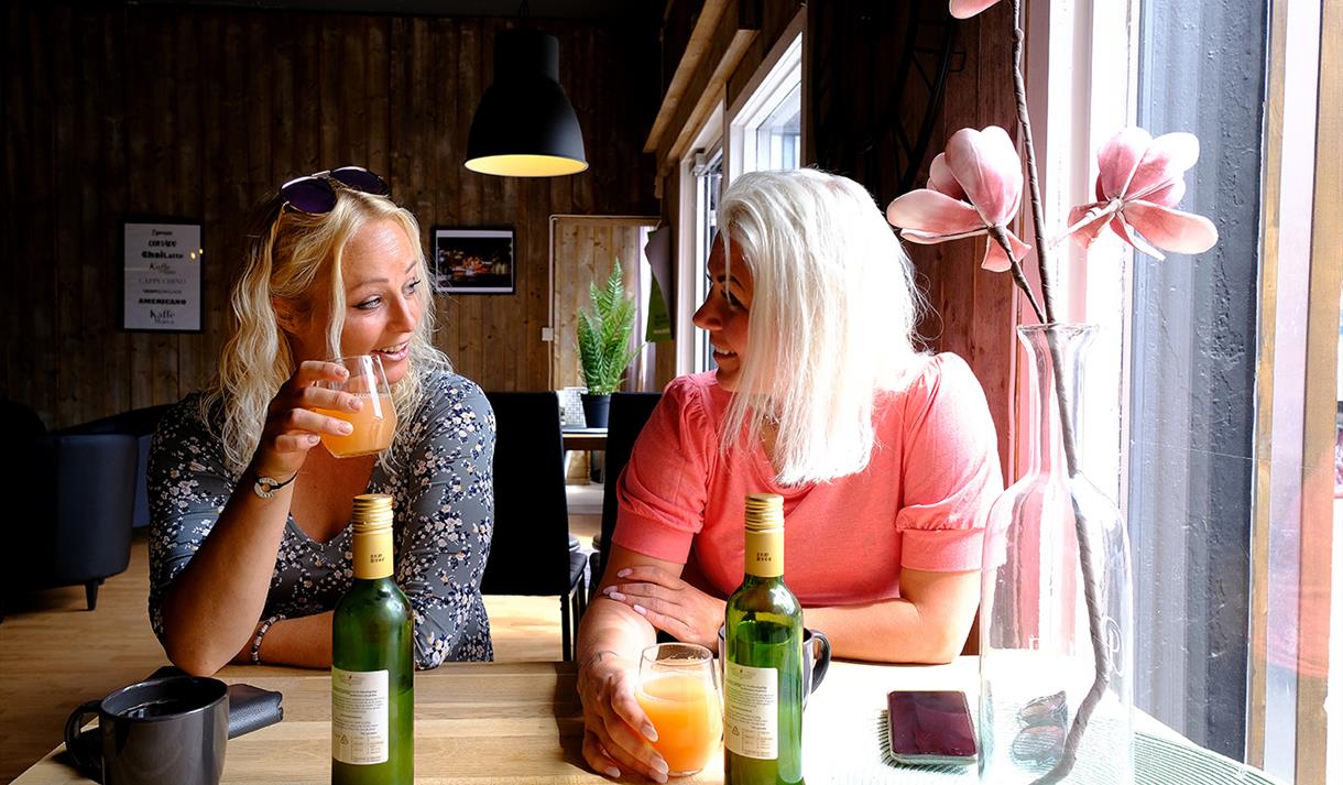 To kvinner i samtale på Aasmundsen Bakeri, i Notodden. Foto