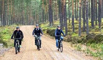 Ordfører i Nome Bjørg Tveito Lundefaret sykler sykkelveien "kulturrunden" i Drangedal
