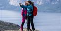 2 damer tar selfi på fottur til Venelifjell i Vrådal