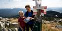 Bilde av to unge gutter som ser på kart på toppen av Bøkstulnatten